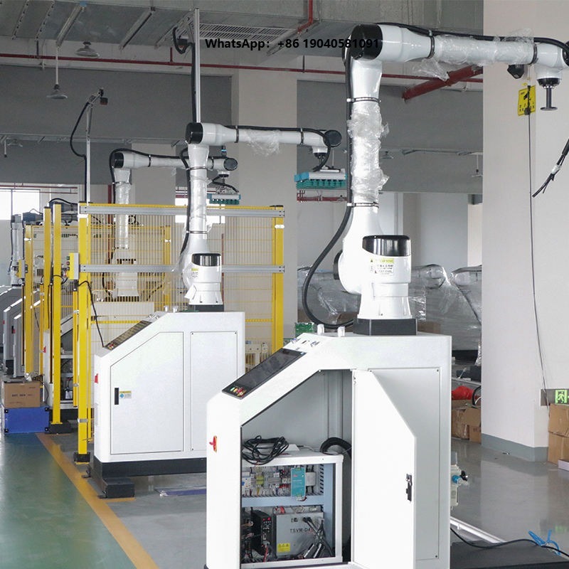 Robot Gripper - 高速6軸パレット積み込み用協働ロボットアームUR30。最大積載量30kg、真空グリッパー搭載。出力2500～3300W。